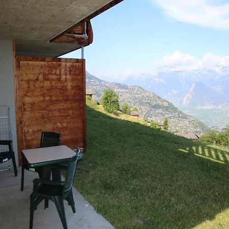 Authentic With Mountain Views Apartmán